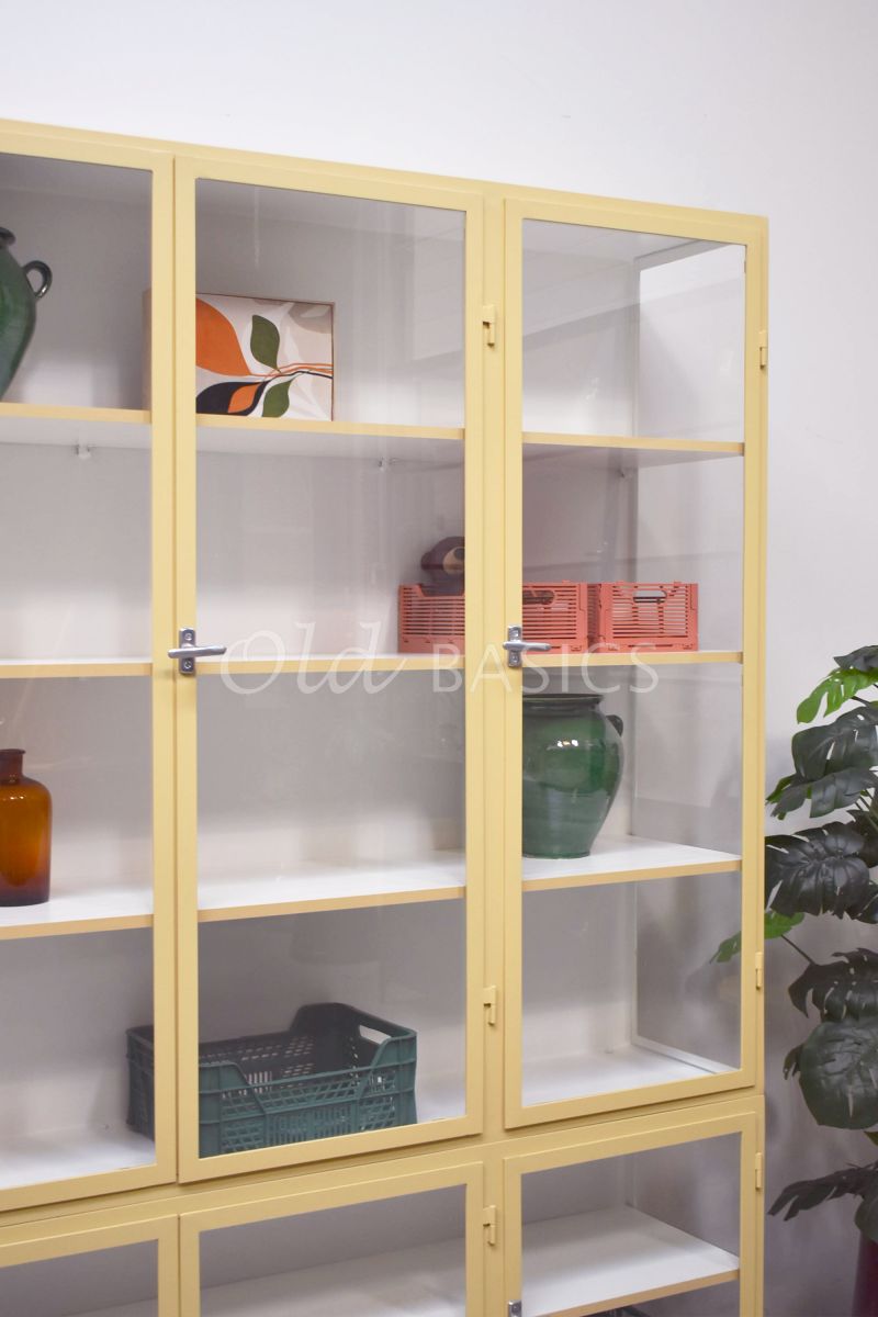 Detail van Apothekerskast Vitrine, 3 deuren, RAL1001, geel, crème, materiaal staal